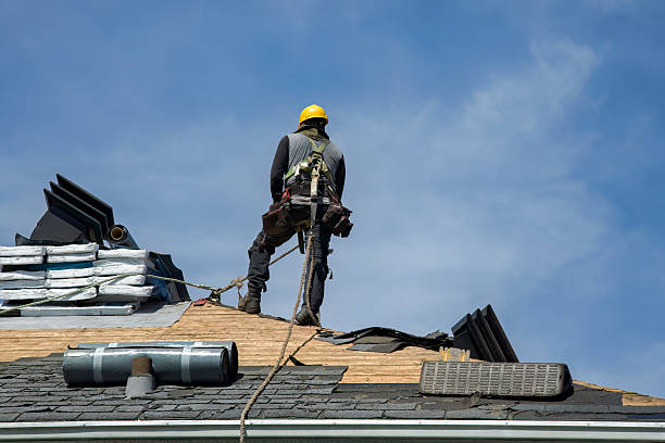 Professional Roof Replacement technician working in Mechanicsburg, IL